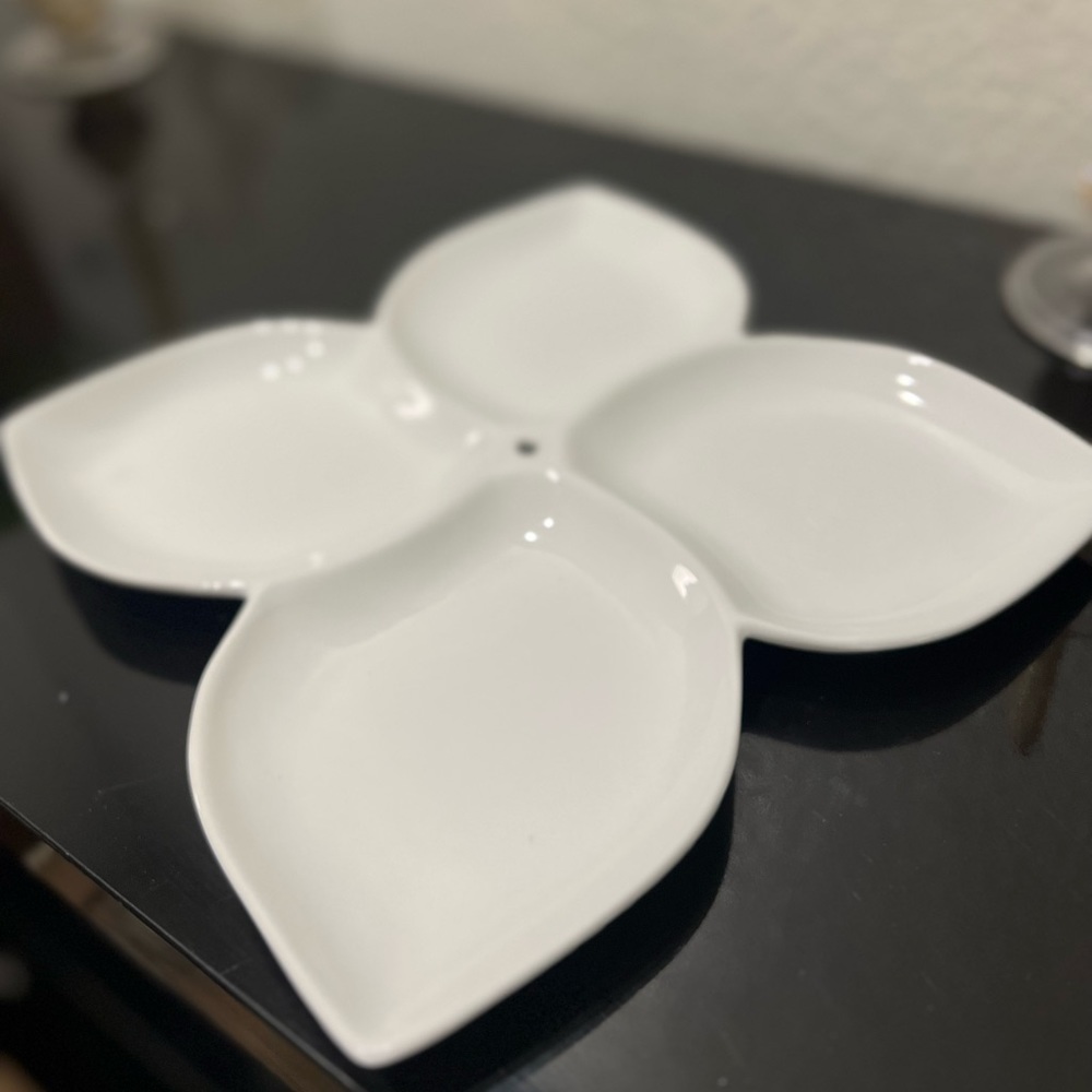 NEW 4 Section Flower Serving Dish With Carrying handle